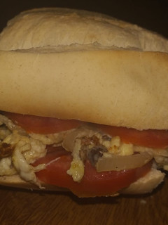 Una foto de Sándwich de huevos revuelto con cebolla y queso