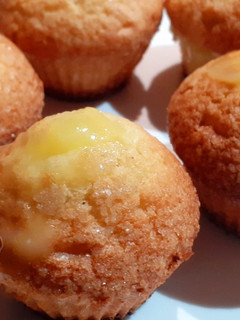 Una foto de Magdalenas de limón con relleno de limón 🍋