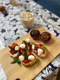 Tapas caprese con mermelada de chapulín y chile de agua