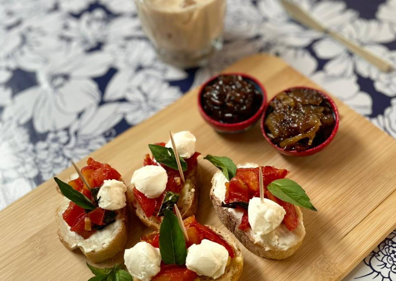 Tapas caprese con mermelada de chapulín y chile de agua