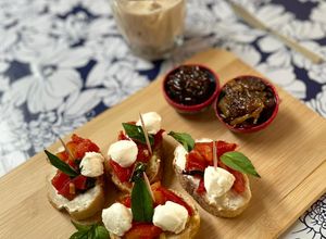 Una foto de Tapas caprese con mermelada de chapulín y chile de agua