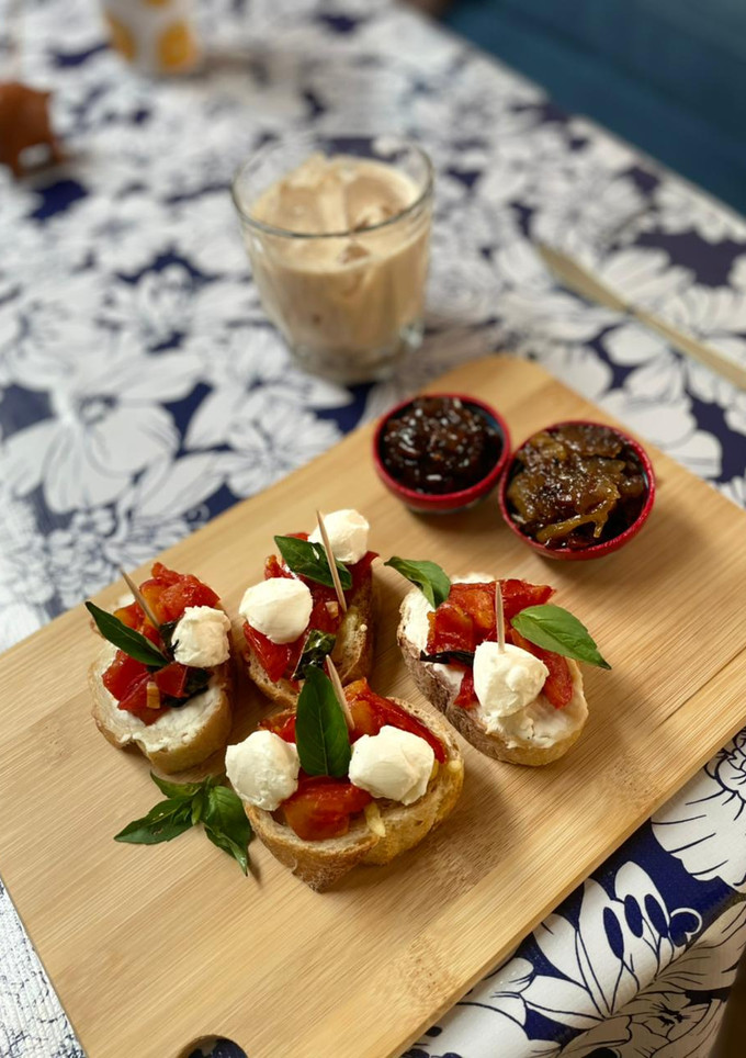 Una foto de Tapas caprese con mermelada de chapulín y chile de agua