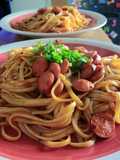 Tallarines con salchichas