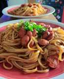 Tallarines con salchichas