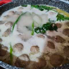 A picture of Kuah bakso.