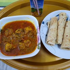 A picture of Chicken 🐔Aloo 🥔 and chapati.