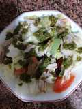 Ensalada de pollo y picada de albahaca y pistacho