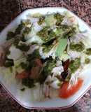 Ensalada de pollo y picada de albahaca y pistacho