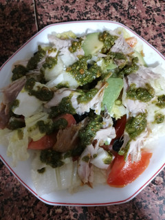 Una foto de Ensalada de pollo y picada de albahaca y pistacho