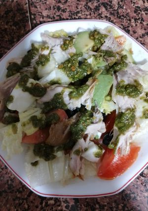 Una foto de Ensalada de pollo y picada de albahaca y pistacho