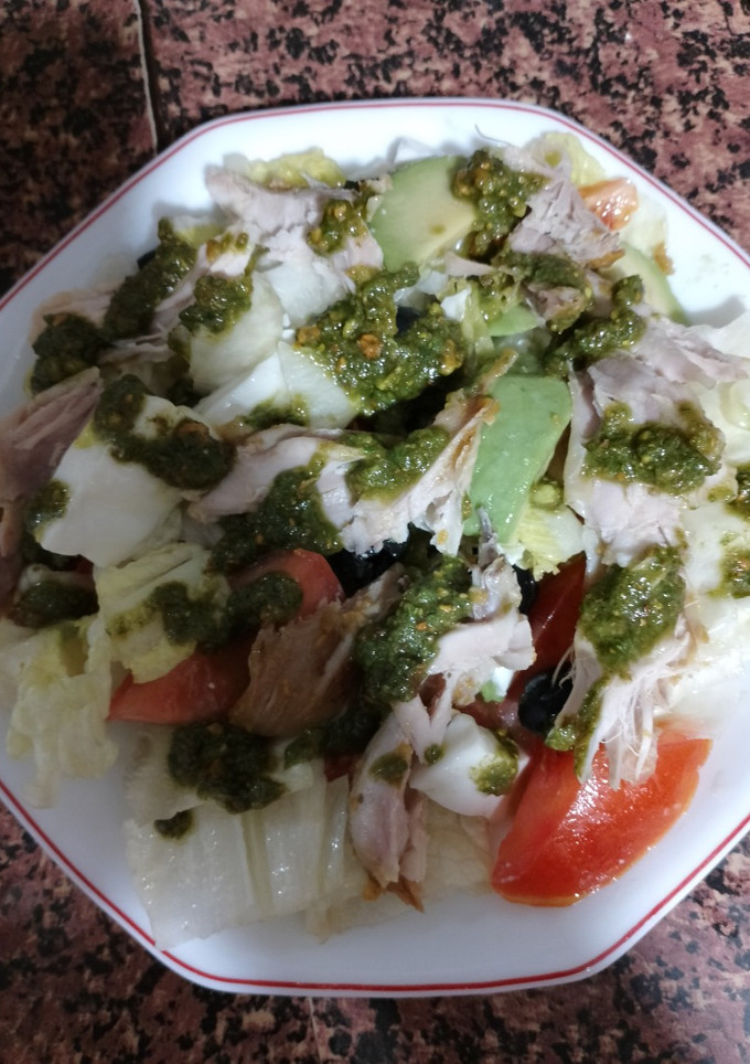 Una foto de Ensalada de pollo y picada de albahaca y pistacho