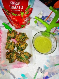 मूंग दाल पालक के क्रिस्पी पकौड़े (Moong dal palak ke crispy pakode recipe in hindi) रेसिपी मुख्य फोटो