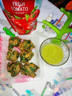 मूंग दाल पालक के क्रिस्पी पकौड़े (Moong dal palak ke crispy pakode recipe in hindi) रेसिपी मुख्य फोटो