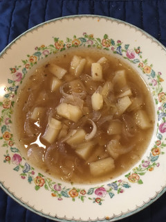 Una foto de Sopa de cebolla con papas ©