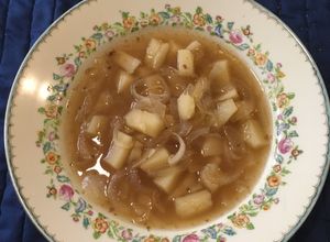 Una foto de Sopa de cebolla con papas ©
