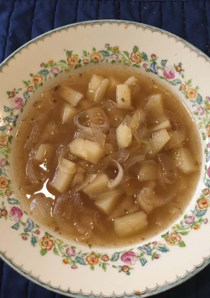 Una foto de Sopa de cebolla con papas ©