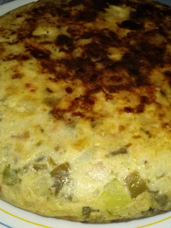 Una foto de Tortilla de patatas, verdura y atún