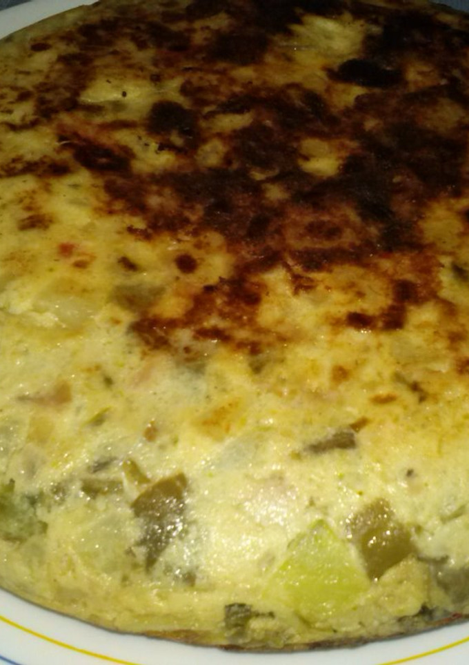 Una foto de Tortilla de patatas, verdura y atún