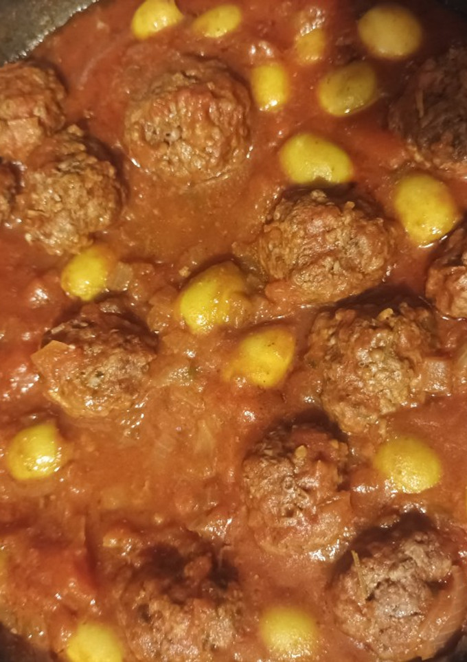 Una foto de Tajine de kefta (carne picada)