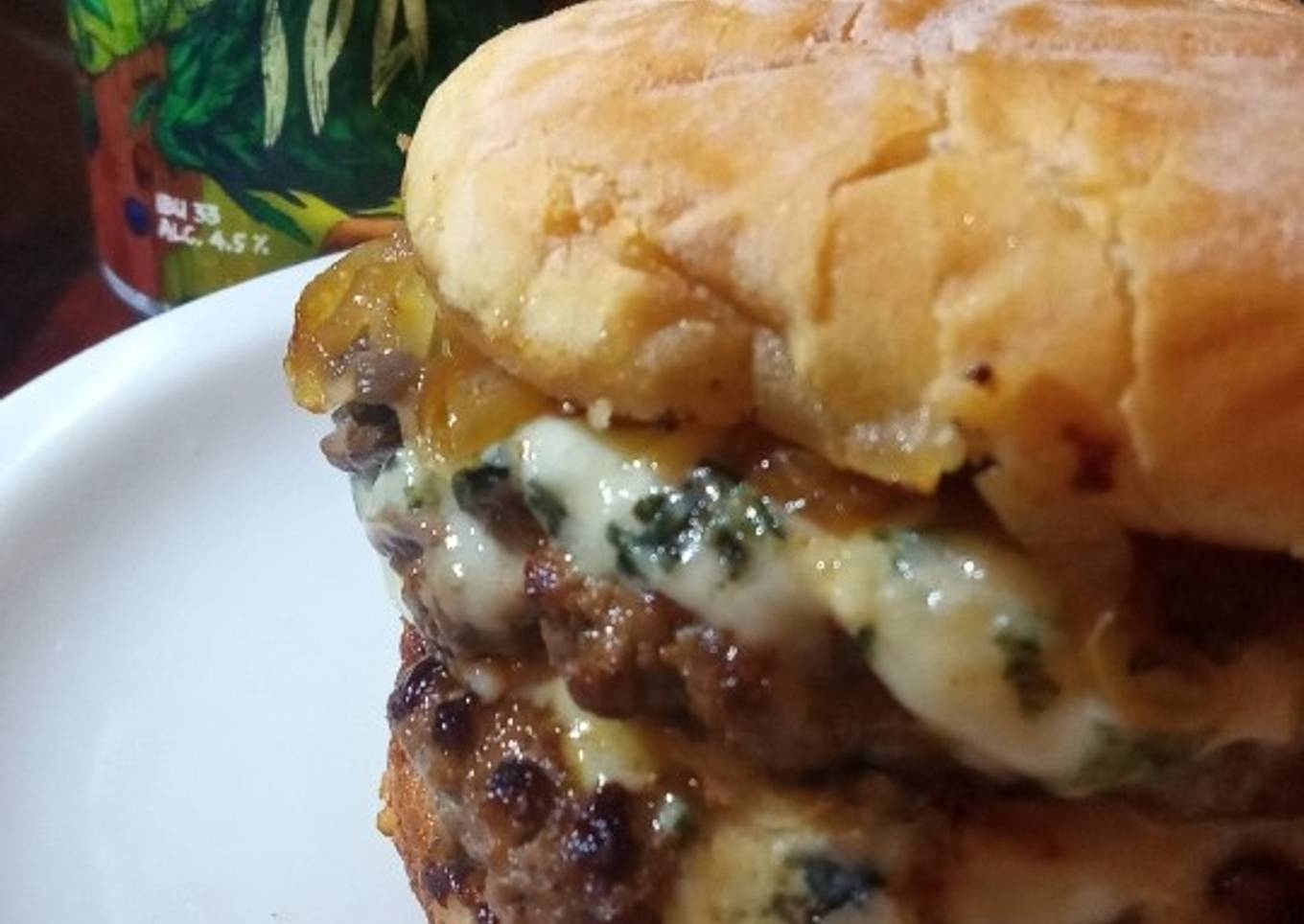 Hamburguesa de Roquefort con cebolla caramelizada y portobellos