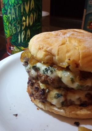 Una foto de Hamburguesa de Roquefort con cebolla caramelizada y portobellos