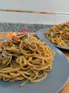 Una foto de Tallarines marineros con edamame 🍝