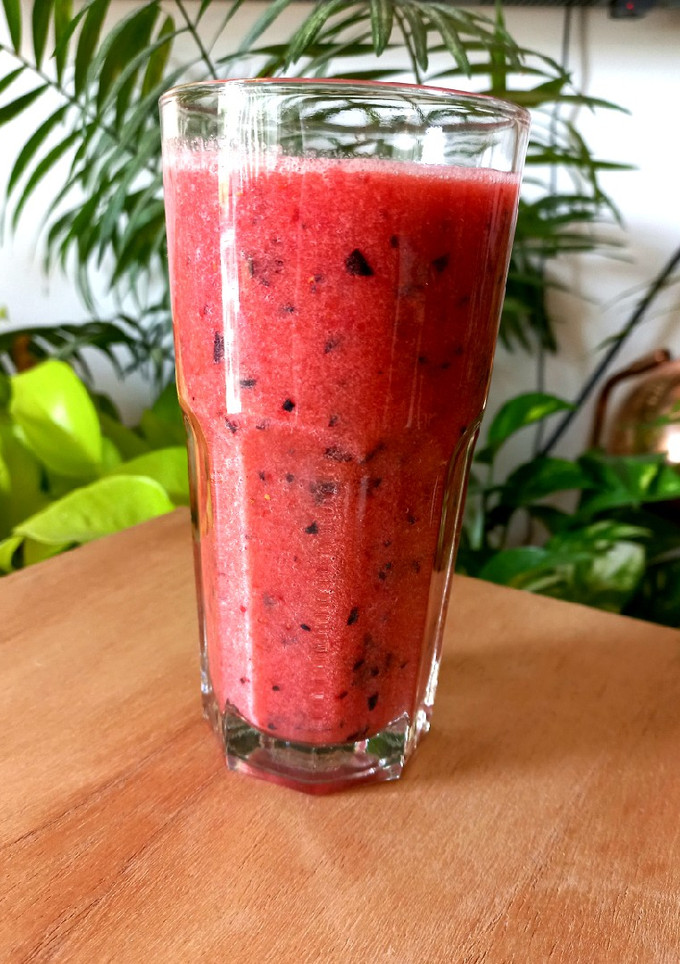 Una foto de Licuado de frutillas, kiwi y arándanos
