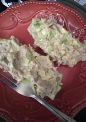A picture of Avocado tuna boat ⛵.