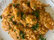 Una foto de risotto camarones