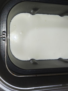 Una foto de Yogurt natural casero en panificadora Lidl. Para hacer queso crema. Paso 1