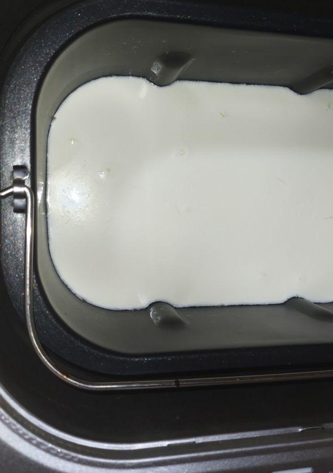 Una foto de Yogurt natural casero en panificadora Lidl. Para hacer queso crema. Paso 1
