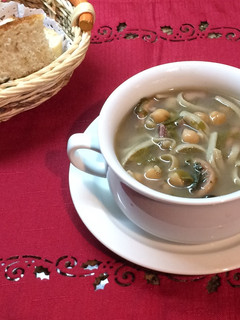 Una foto de Sopa de sepia y garbanzos