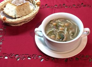 Una foto de Sopa de sepia y garbanzos