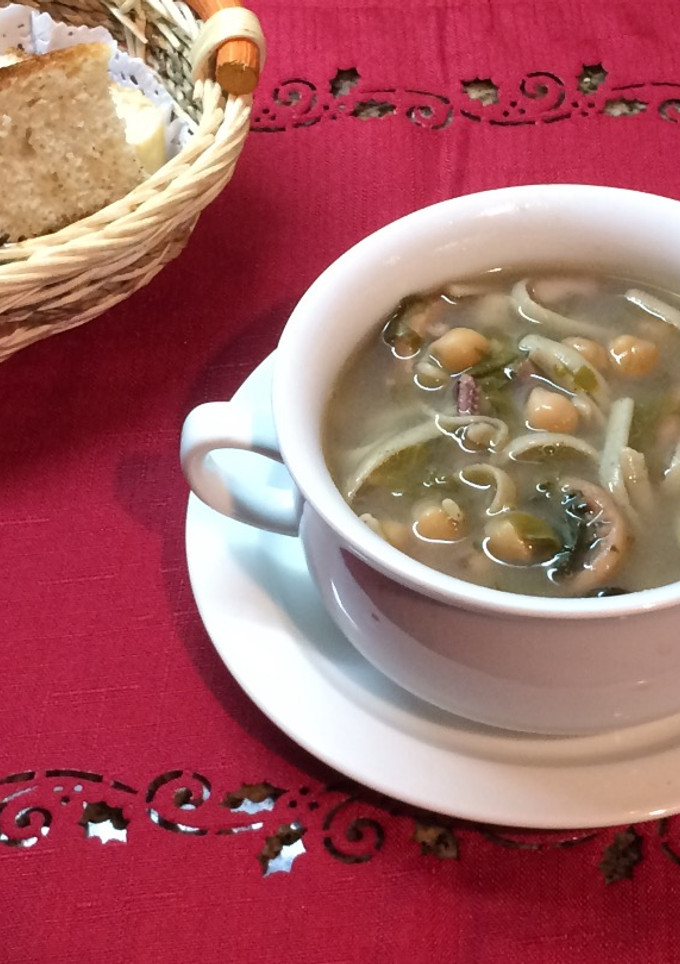 Una foto de Sopa de sepia y garbanzos