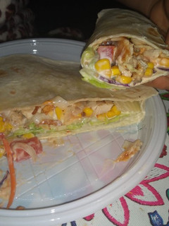 Una foto de Kebab casero con ensalada