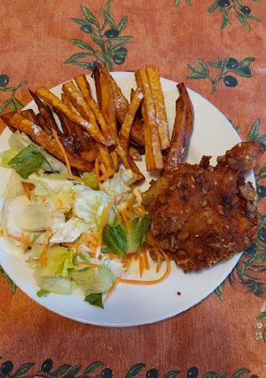 Rántott csirkecomb édesburgonyával, salátával recept fotója