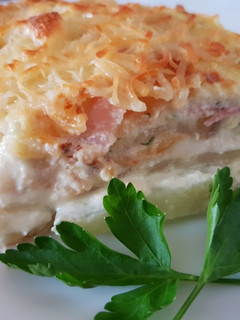 Una foto de Pastelón de patatas, jamón, bacon y queso