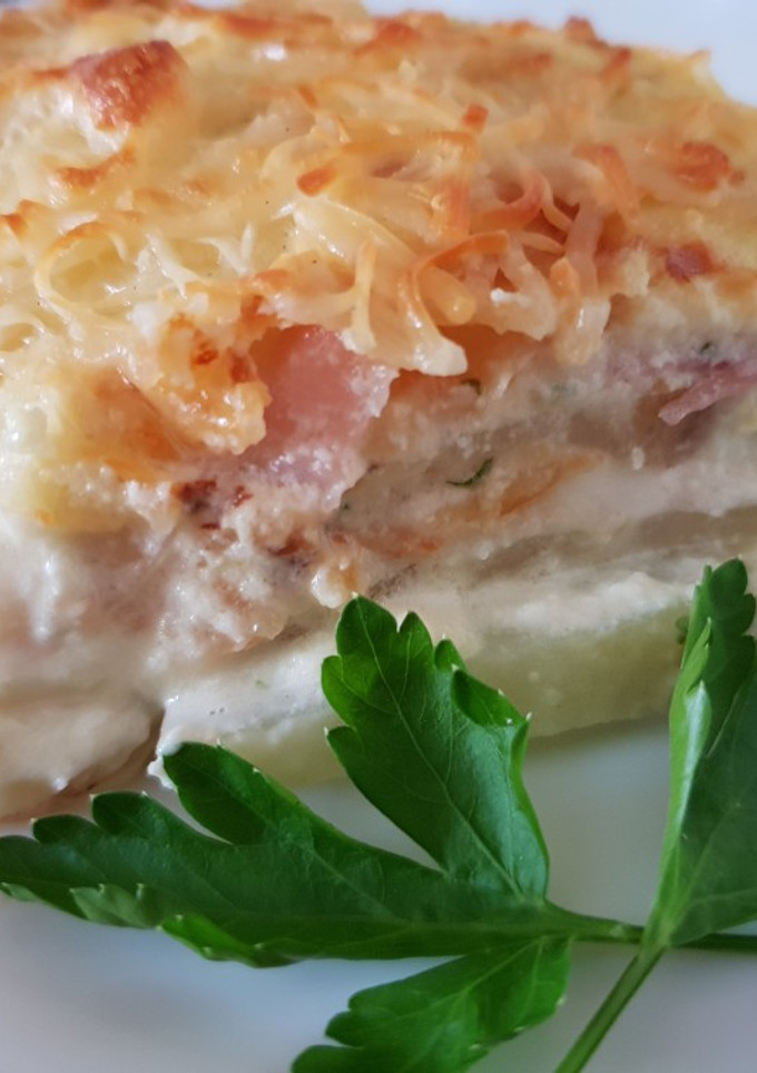 Una foto de Pastelón de patatas, jamón, bacon y queso