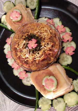 कोल्हापुरी मिस्ल पाव (kolhapuri misal pav recipe in Hindi) रेसिपी मुख्य फोटो