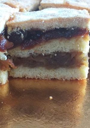 O poză a rețetei Prăjitură cu mere și prune caramelizate.
