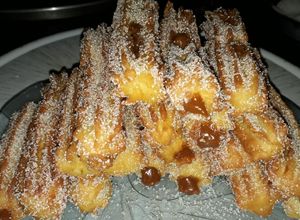 Una foto de Churros con chocolate