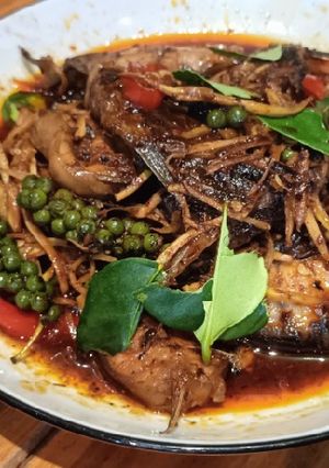 A picture of Pad Cha Catfish with Chili Paste.
