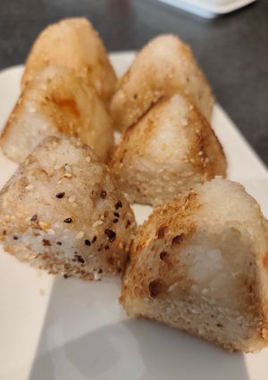 Une photo de Yaki Onigiri au saumon