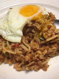 Una foto de Calentado de Arroz, Spaghetti Boloñesa, y huevo frito!