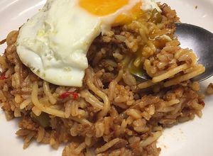 Una foto de Calentado de Arroz, Spaghetti Boloñesa, y huevo frito!