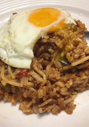 Una foto de Calentado de Arroz, Spaghetti Boloñesa, y huevo frito!