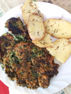 Una foto de Papas al tomillo con tortillas de acelga