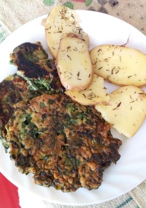 Una foto de Papas al tomillo con tortillas de acelga