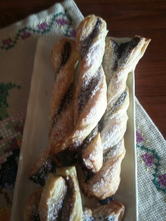Foto di Torcetti di pasta sfoglia alla nutella