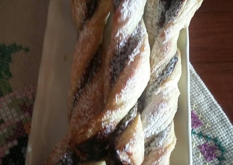 Torcetti di pasta sfoglia alla nutella